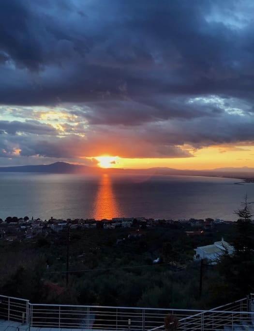 Marine'S Lux Villa:Golden Sunset Каламата Екстериор снимка